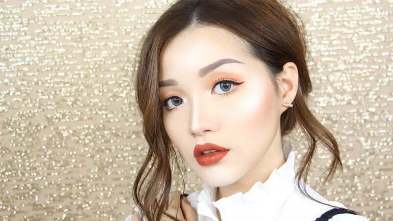 Tạo khối gò má cải tướng bằng trang điểm bước thực hành