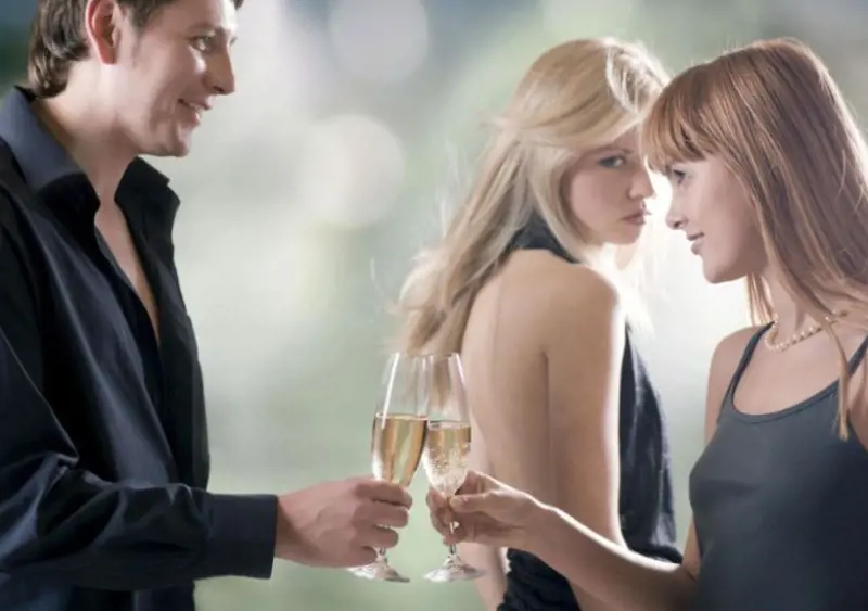 So sánh tướng đàn ông đào hoa và tướng phụ nữ đào hoa trên khuôn mặt