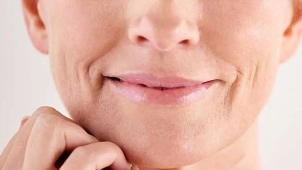 Ví dụ khóe miệng hướng xuống trong xem tướng khóe miệng người trung niên