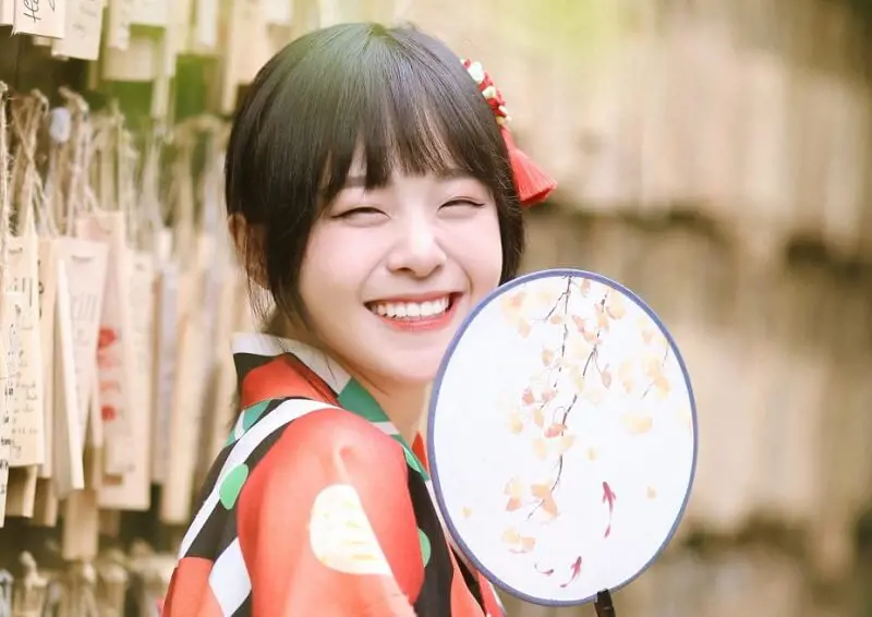 So sánh mắt cười tự nhiên và mắt cười do cơ mặt
