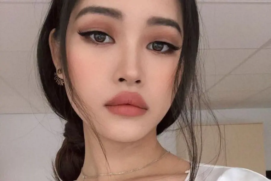 Môi trên dày nhân tướng: Ý nghĩa tình cảm, cách sống và tỷ lệ môi vàng