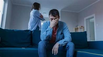 Nhận diện tướng người bạo lực tình cảm: Dấu hiệu trên khuôn mặt và hành vi khi yêu