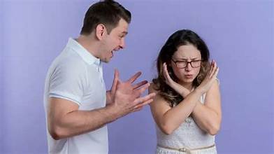 Nhận diện tướng người bạo lực tình cảm: Dấu hiệu trên khuôn mặt và hành vi khi yêu