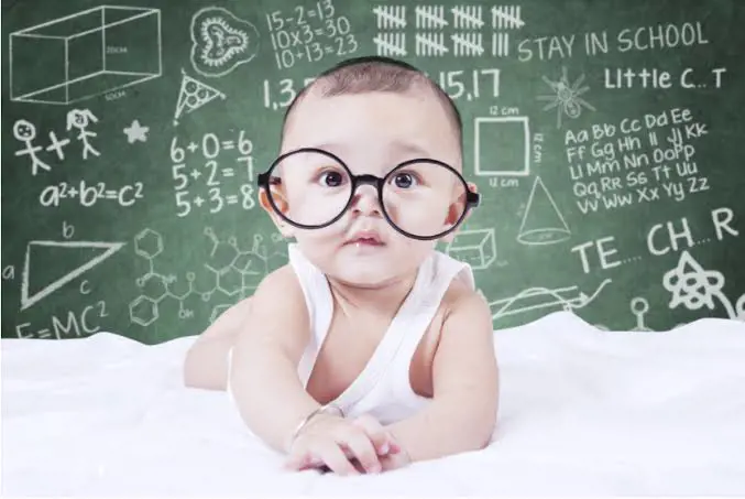 Phụ huynh quan sát trán và lông mày theo nhân tướng trẻ em