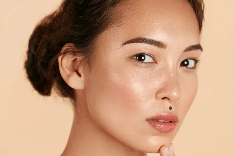 Minh họa nốt ruồi ở nhân trung trong nhân tướng học