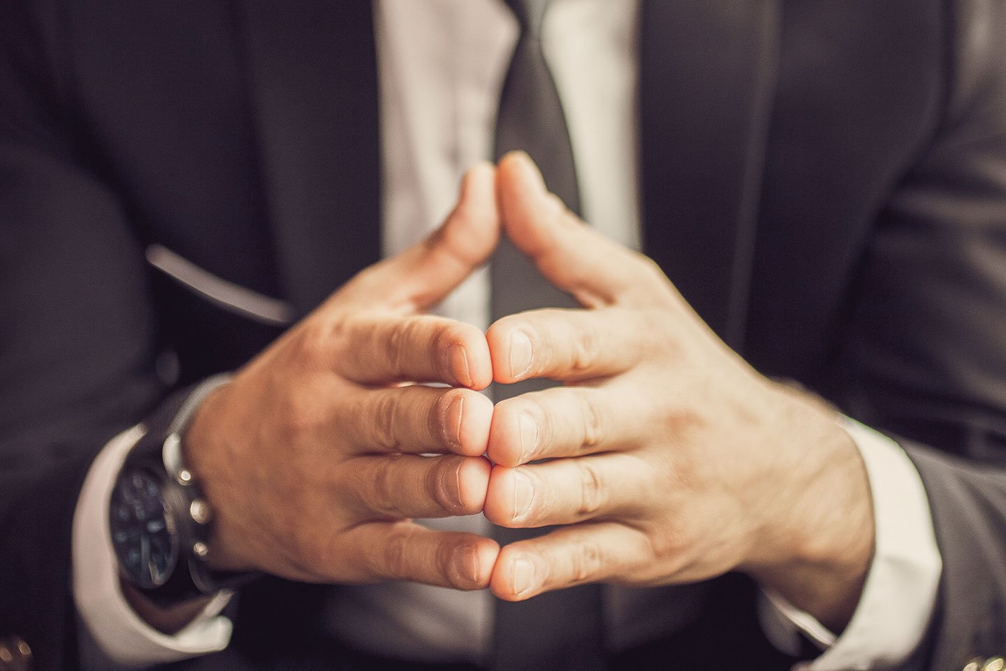 Tư thế cơ thể và ấn tượng đầu tiên: hướng dẫn ứng dụng body language để gây thiện cảm nhanh