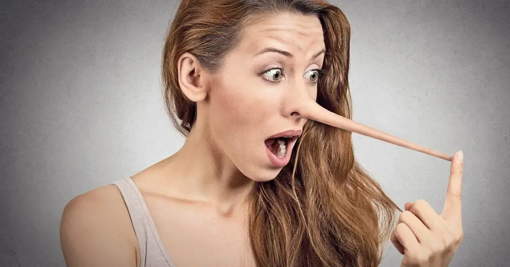 Góc chụp khóe miệng và cử chỉ tay minh họa tướng người hay nói dối
