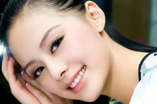 Ảnh cận cảnh xem tướng mặt phụ nữ mắt sáng miệng ấm